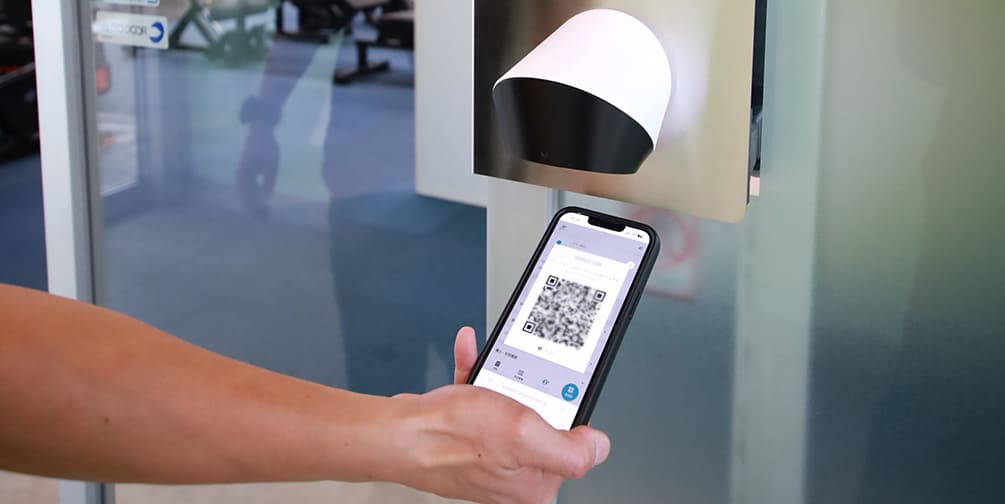 入口でセキュリティドアを開錠