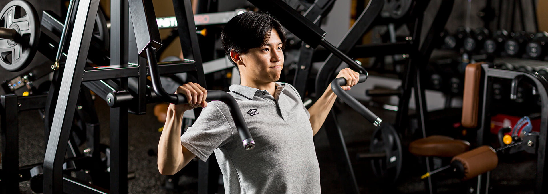 ダンベルを持つ女性